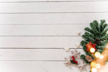 Noel hediyeleri ve ahşap arka plan kutusu