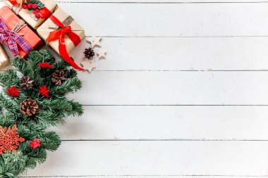 Noel hediyeleri ve ahşap arka plan kutusu