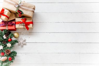 Noel hediyeleri ve ahşap arka plan kutusu