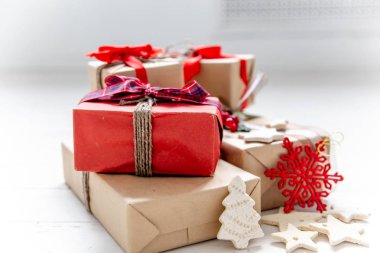 Noel hediyeleri ve ahşap arka plan kutusu