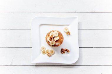 Ev yapımı klasik Amerikan taze meyve ile krep.