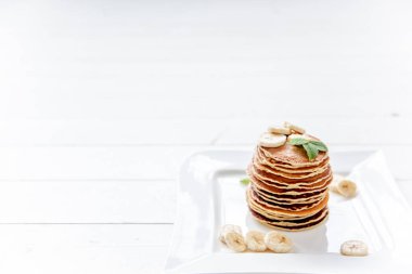 Ev yapımı klasik Amerikan taze meyve ile krep.