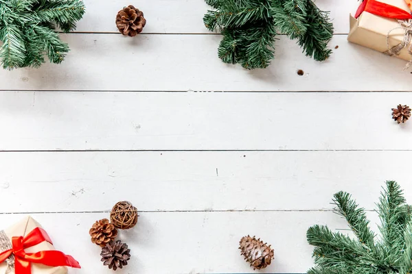 Regalos y cajas de Navidad sobre fondo de madera — Foto de Stock