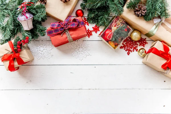 Regalos y cajas de Navidad sobre fondo de madera —  Fotos de Stock