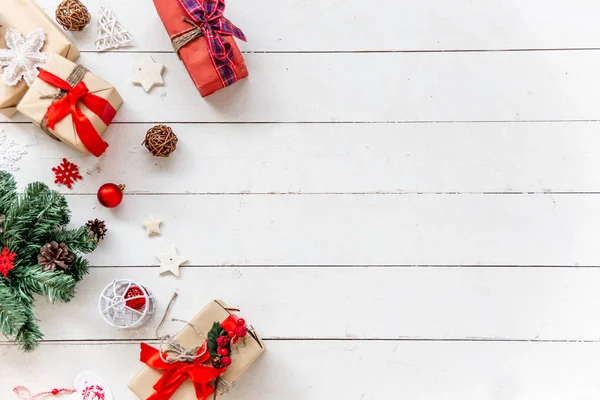 クリスマス プレゼントおよびギフト ボックス木製の背景 — ストック写真