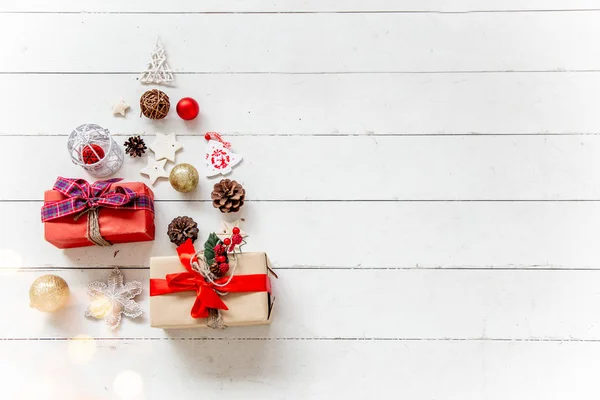 Kerstcadeaus en dozen op houten achtergrond — Stockfoto