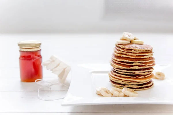 Homemade classic american pancakes with fresh fruit — Stock Photo, Image