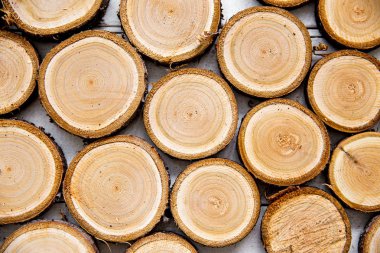 Ahşap arka plan üzerinde Noel şeyler kümesi