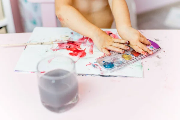 Ładna dziewczynka jest malowanie w domu — Zdjęcie stockowe