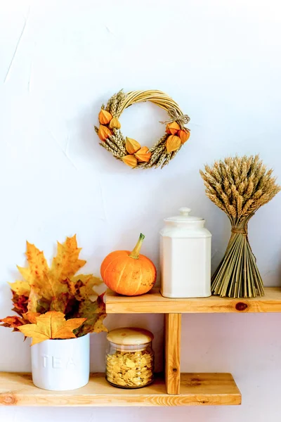 Herbstkomposition mit trockenen Blättern und reifen Kürbissen — Stockfoto