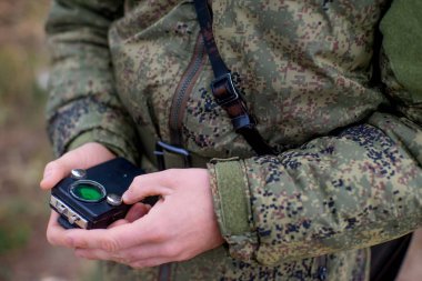 dışarıda cesur bir asker portresi