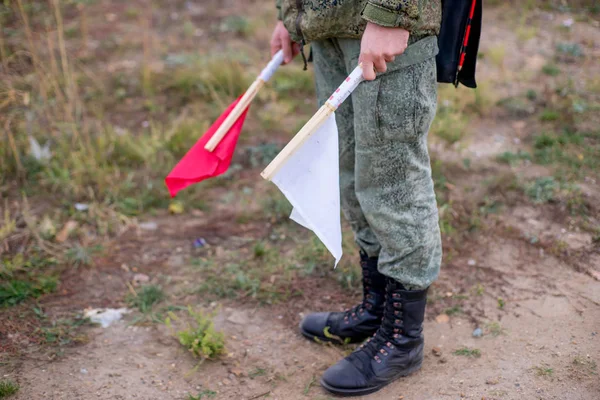 Un ritratto di un soldato coraggioso in piedi fuori — Foto Stock