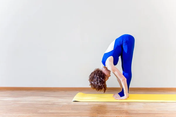 Seorang wanita berlatih yoga latihan di rumah — Stok Foto