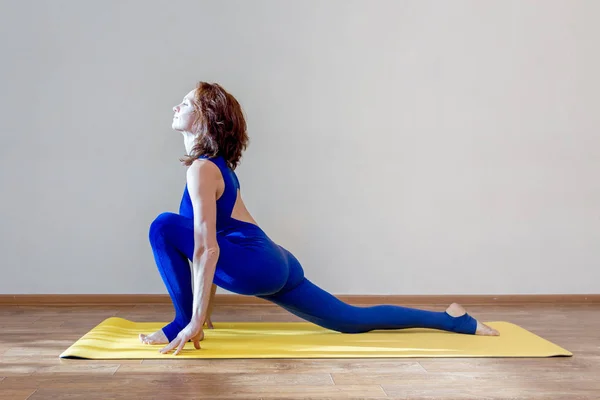 Seorang wanita berlatih yoga latihan di rumah — Stok Foto