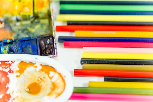 Espacio de trabajo sobre una mesa con lápices y pinceles — Foto de Stock