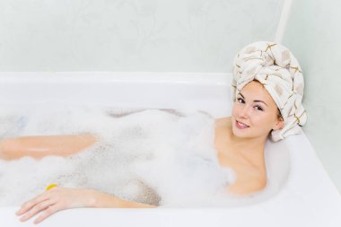 Genç kadın bir 1küvet rahatlatıcı