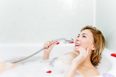 Genç kadın bir 1küvet rahatlatıcı