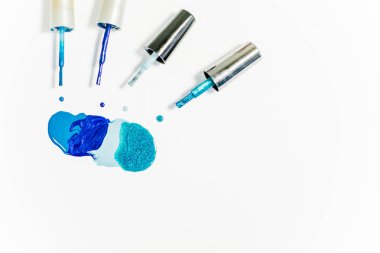 bir tablo üzerinde boya ile çeşitli boya fırçaları