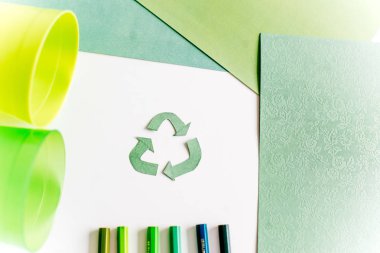 ekoloji ve kavram resmi geri dönüşüm çöp kutusu korunması