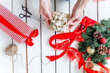 Noel hediyeleri ve ahşap arka plan kutusu