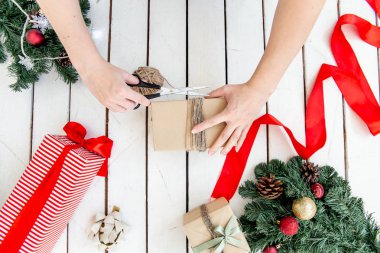 Noel hediyeleri ve ahşap arka plan kutusu