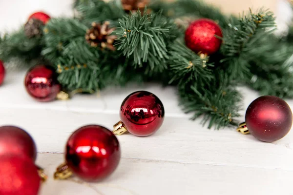 Cadeaux de Noël et boîtes sur fond en bois — Photo