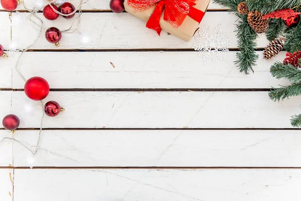 Noel hediyeleri ve ahşap arka plan kutusu — Stok fotoğraf