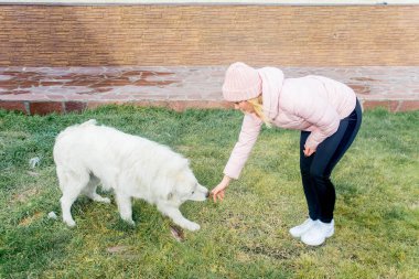 Güzel bir kadın onu köpek yürüyor