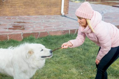Güzel bir kadın onu köpek yürüyor