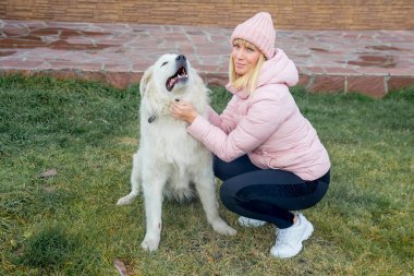 Güzel bir kadın onu köpek yürüyor