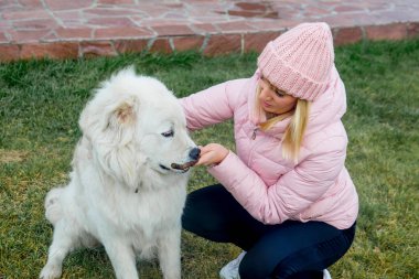 Güzel bir kadın onu köpek yürüyor
