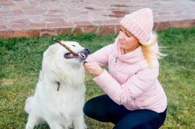 Güzel bir kadın onu köpek yürüyor
