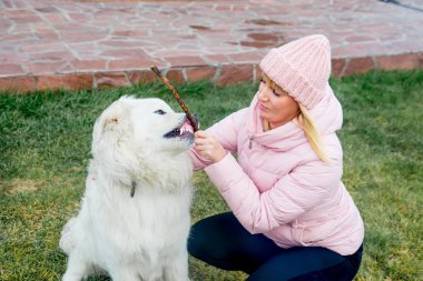 Güzel bir kadın onu köpek yürüyor
