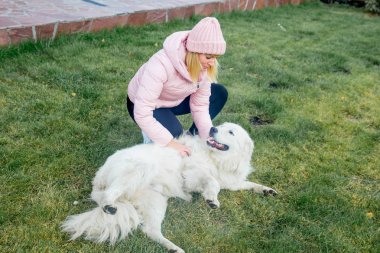 Güzel bir kadın onu köpek yürüyor