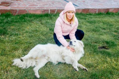 Güzel bir kadın onu köpek yürüyor