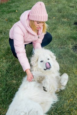 Güzel bir kadın onu köpek yürüyor