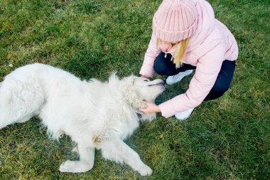 Güzel bir kadın onu köpek yürüyor