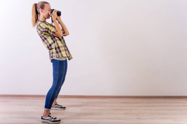 farklı fotoğrafçı pozlar: bükme, çömelme, yalancılık aşağı