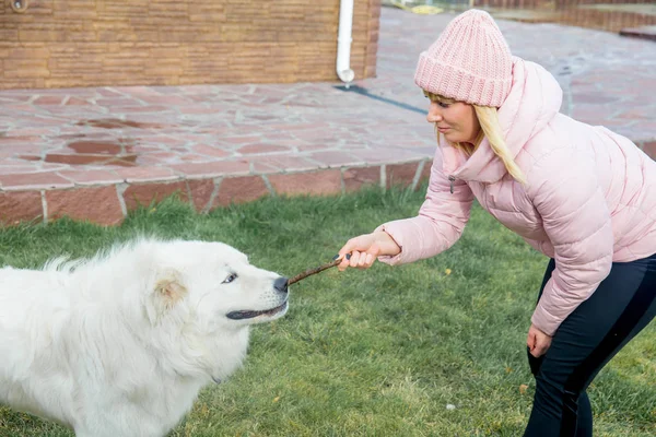 Güzel bir kadın onu köpek yürüyor
