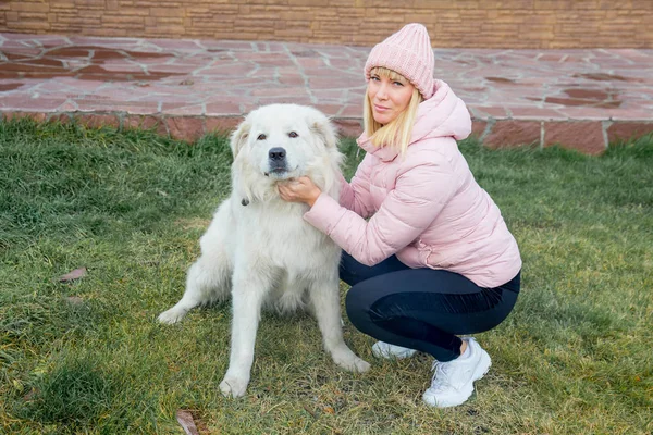 Güzel bir kadın onu köpek yürüyor