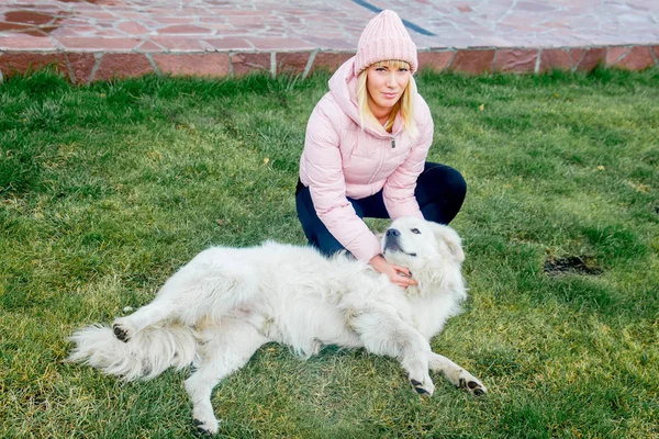 Güzel bir kadın onu köpek yürüyor