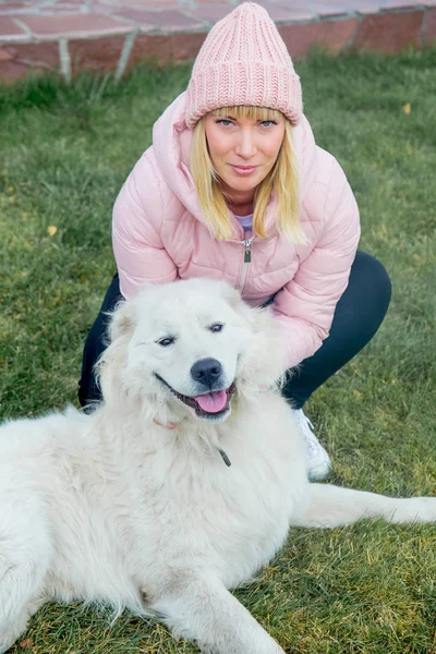 Güzel bir kadın onu köpek yürüyor