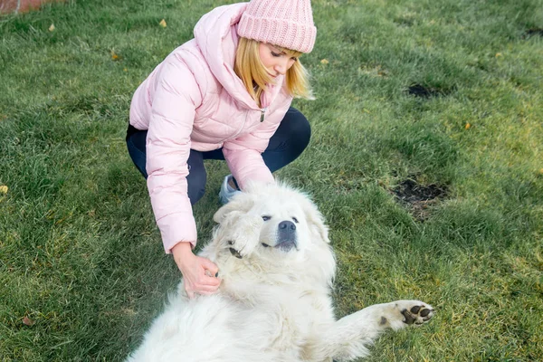 Güzel bir kadın onu köpek yürüyor