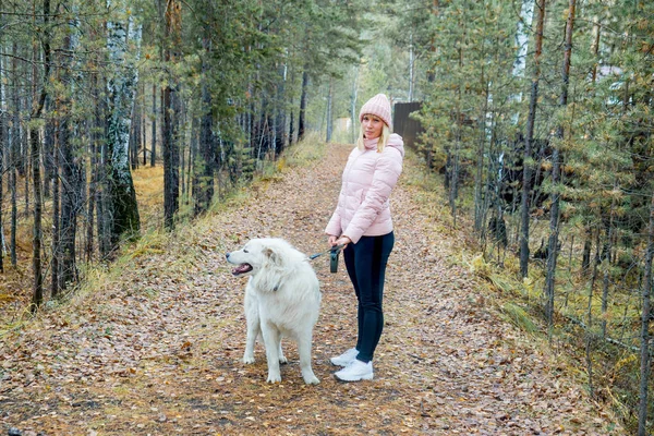 Güzel bir kadın onu köpek yürüyor