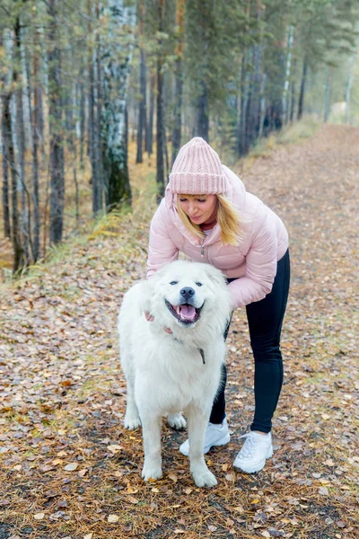 Güzel bir kadın onu köpek yürüyor