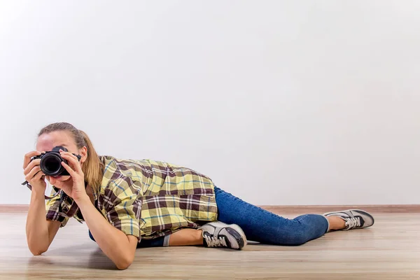 Verschillende fotograaf poses: buigen, hurken, liggend — Stockfoto