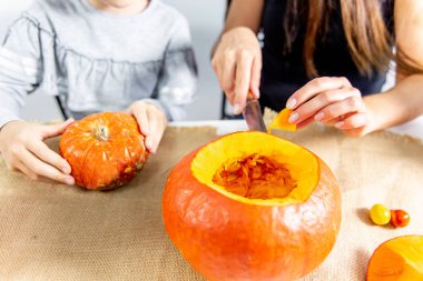 Bir anne ve kızı birlikte kabak oyma