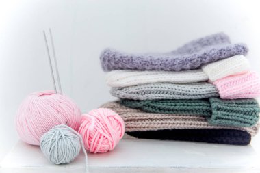 sıcak el yapımı yün kap beyaz bir arka plan üzerinde