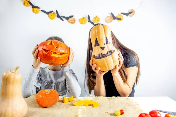 Una madre y su hija tallando calabaza juntas — Foto de Stock