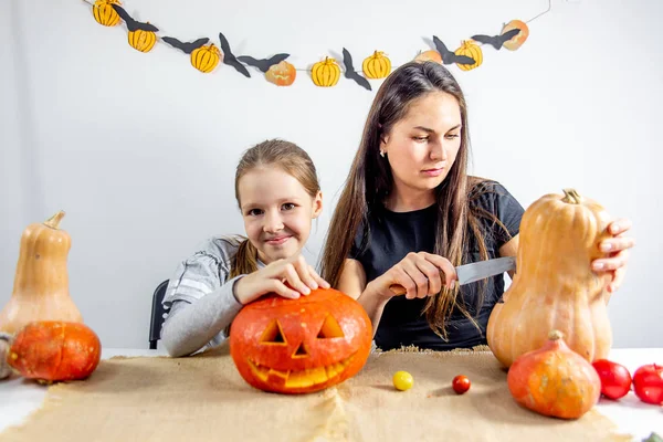 Una madre y su hija tallando calabaza juntas — Foto de Stock